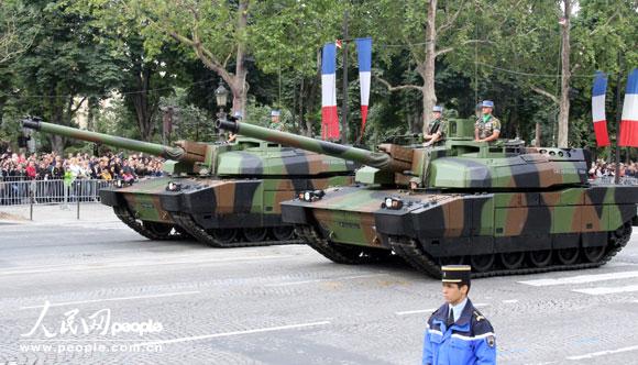 2012年7月14日，法国陆军的“勒克莱尔”主战坦克参加国庆阅兵式。摄影：人民网记者 崔悦