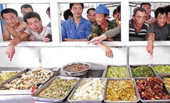 宁波市东部新城许多工地食堂在执行卫生洁净化,菜肴多样化等"六化"