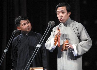 综艺     7月14日晚,相声演员何云伟,李菁在广德楼剧场登台说相声.