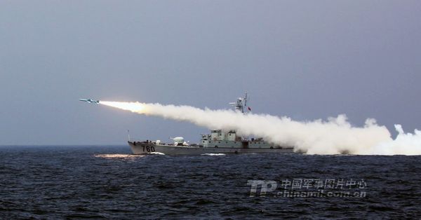 东海舰队某快艇支队海上实射导弹。