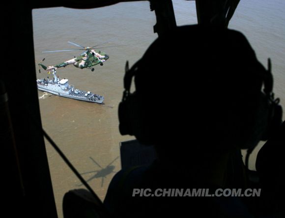 东海舰队某猎潜艇大队与陆航直升机协同演练。