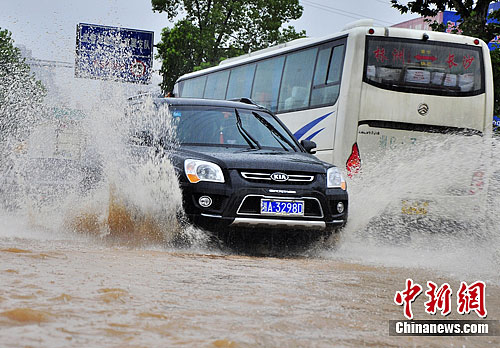 7月16日，湖南长沙暴雨如注，部分路段出现内涝，市民出行受阻。据湖南省气象台消息，长沙地区今明两天仍有大到暴雨，18日到19日降水将减弱。吴建波 摄