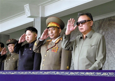 2011年9月10日，金正日与金正恩、朝鲜总参谋长李英浩（右二）。资料图片
