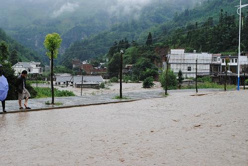 7月15日,贵州省毕节市纳雍县普降暴雨,致该县张家湾镇遭受洪水袭击,32