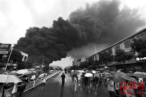 长沙旺旺食品厂失火(图)