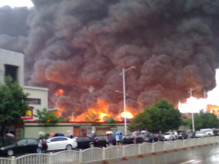 湖南长沙旺旺食品厂发生火灾(组图)