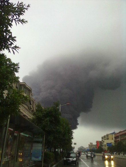 湖南长沙旺旺食品厂发生火灾(组图)