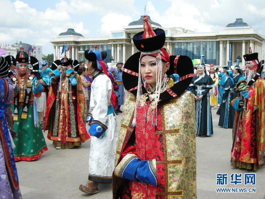 7月13日,蒙古国在乌兰巴托苏赫巴托广场举办蒙古国民族服饰节,来自