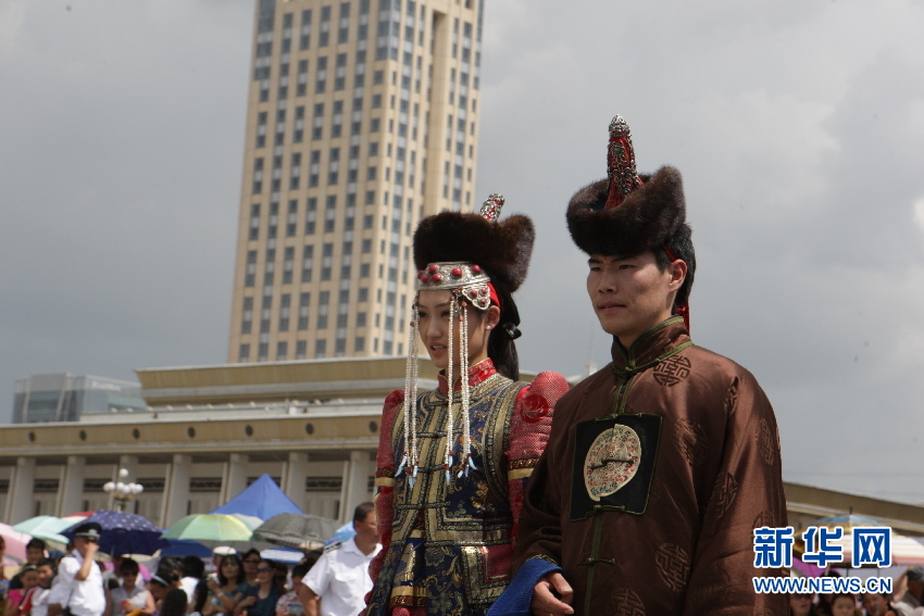 7月13日,蒙古国在乌兰巴托苏赫巴托广场举办蒙古国民族服饰节,来自