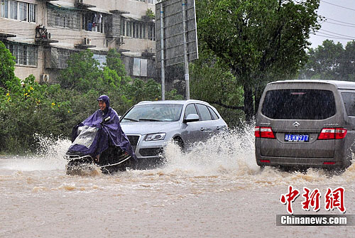 中国多地强降雨天气持续 气象台续发暴雨预警