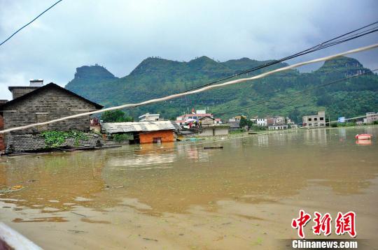 图为平塘县洪峰过境场景。黄君钊摄