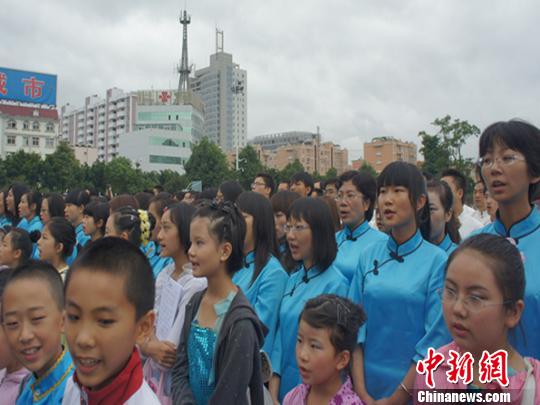 聂耳故乡千人同唱国歌 纪念其诞辰100周年(图