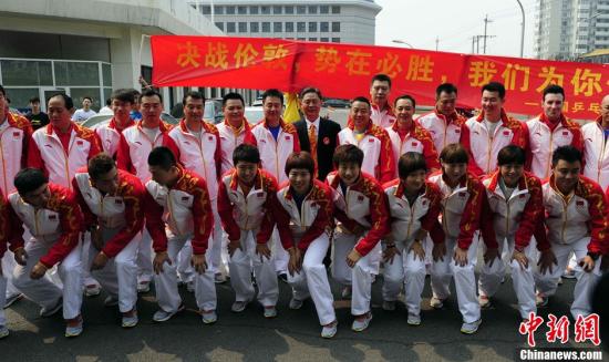 中国乒乓球队出征伦敦 刘国梁称要享受奥运(