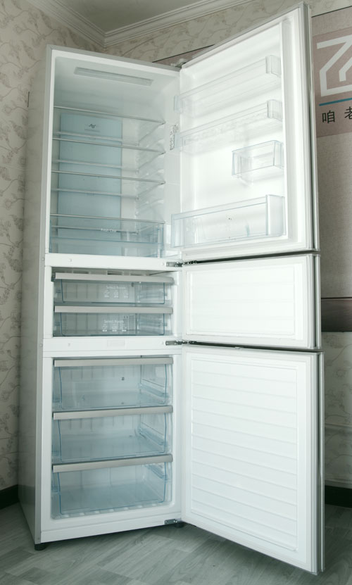 由于这是四台冰箱中，容积最大的产品，所以整体的空间利用能力非常强，看上去就能放很多东西的样子。
