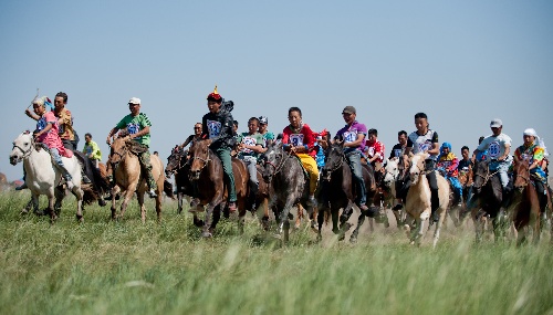 图文:内蒙古那达慕草原赛马 选手在比赛中
