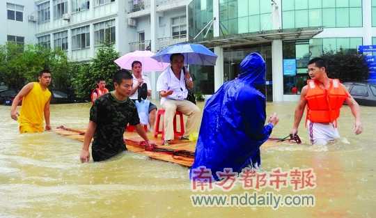 这两张武汉暴雨中的图片引发网友热议。