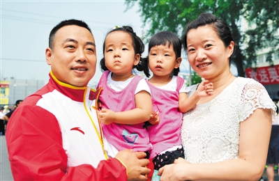 中国乒乓球男队主教练刘国梁左的千金双胞胎