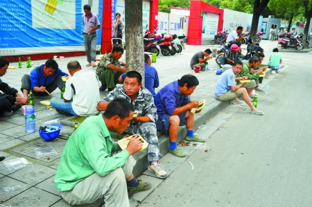 宁波:工地吃食堂停办 建筑工人只能街头用餐(图)