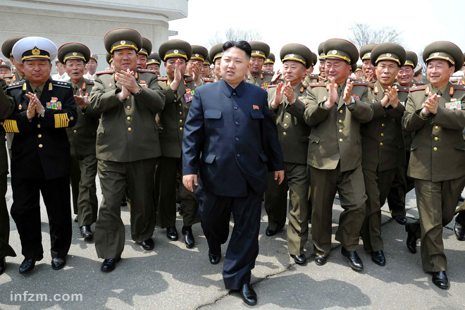 这是朝中社2012年4月28日提供的金正恩（前）与朝鲜人民军第655联合部队军官在一起的照片。 （新华社/朝中社/图）