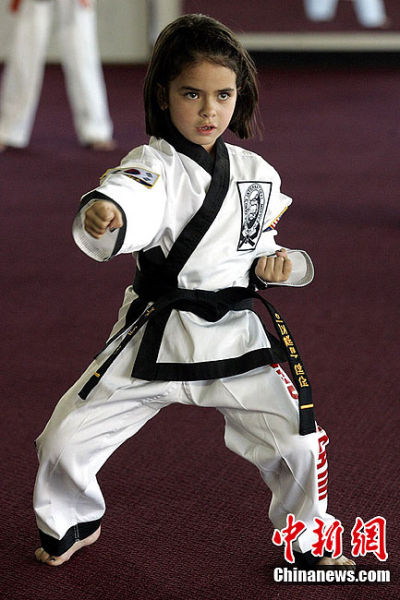 七岁小美女成为美国最年轻的空手道黑带高手-