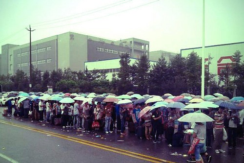 【TechWeb报道】7月18日消息，据香港媒体报道，成都接连下了几天雨，但这丝毫没有影响人们在富士康门前排队面试的热情。