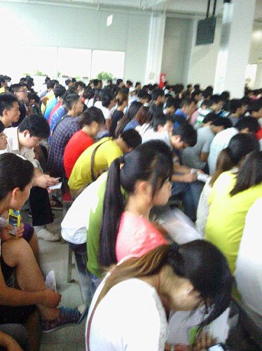 成都富士康招暑期工:排长队报名手续费150元(组图)
