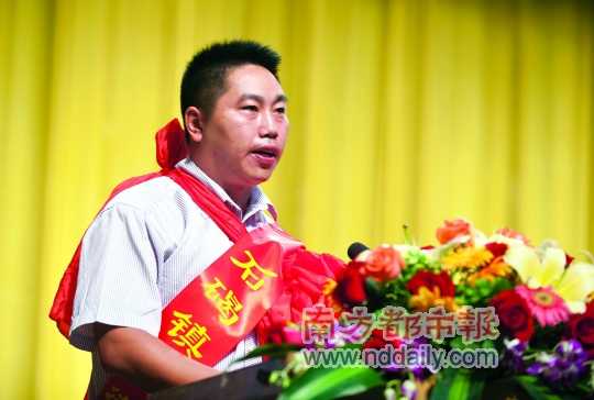 "黄衣哥"杨益华被授予石碣镇道德模范称号,并奖励现金2万元,万建良