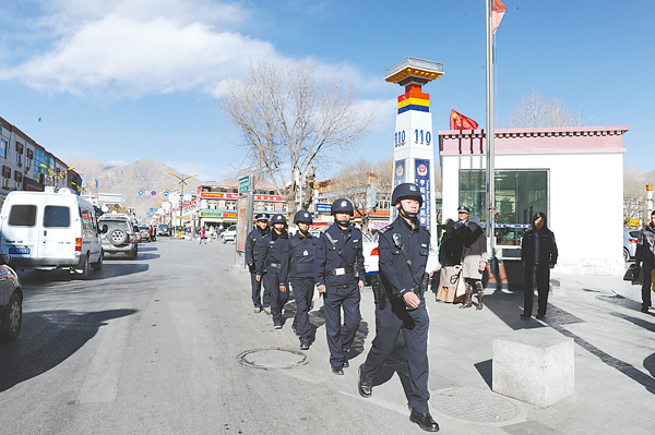 拉萨市各主要路口新建的135个便民警务站正式投入使用.