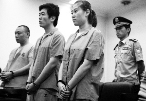 图为李晓航（左三）与男友等3人受审。首席摄影记者 吴宁/摄