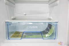 超大冷冻容积，省电耐用：能把大量食品一次性冷冻到-18℃。