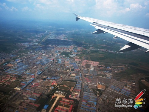 从空中看上去,延吉城市规模很小,象个边陲小镇的样子.