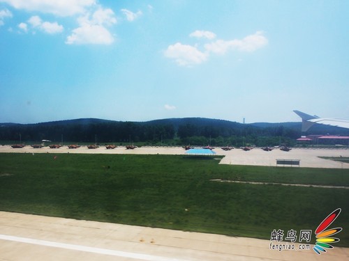 延吉机场跑道上还停放着数架军用飞机