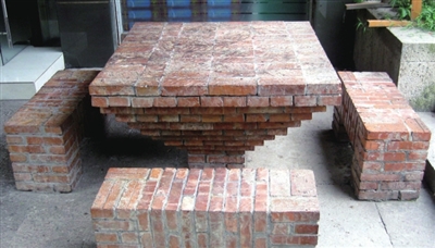亏这砌桌子的人想得出来,用砖正好能砌出这种层次的感觉.