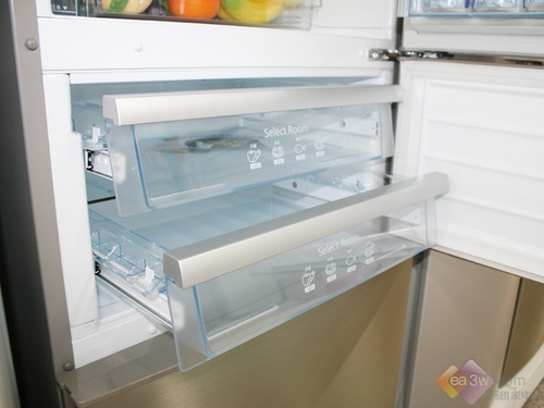这款冰箱的内部具有全风冷无霜技术，同时还带来较为明亮的存储空间。为了方便使用者，这款冰箱还应用电脑三循环系统，方便实用尽显产品特点。
