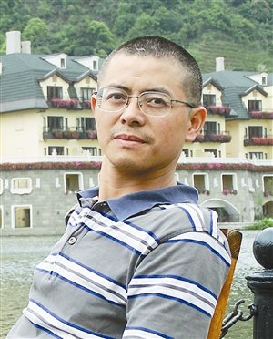 深圳10年课改疑向高考举白旗 教材被斥“脑残” 布吉中学历社教师严运龙认为课改虽有很多不足,但其积极作用仍不容忽视。