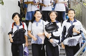深圳10年课改疑向高考举白旗 教材被斥“脑残” 深圳10年课改疑向高考举白旗 教材被斥“脑残”