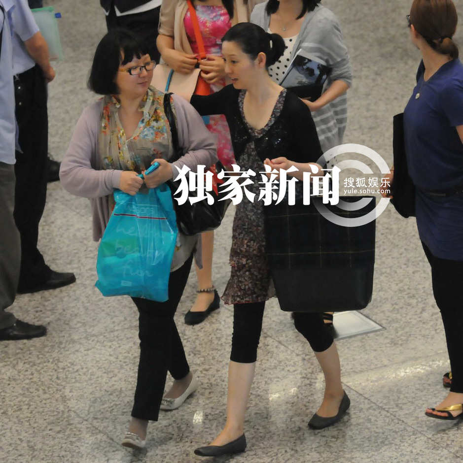 组图:冯小刚、徐帆同现身机场 分头行动上车离开-搜狐滚动