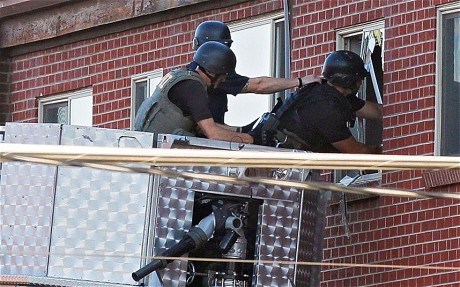 图为警方使用消防天梯欲进入嫌犯住宅。