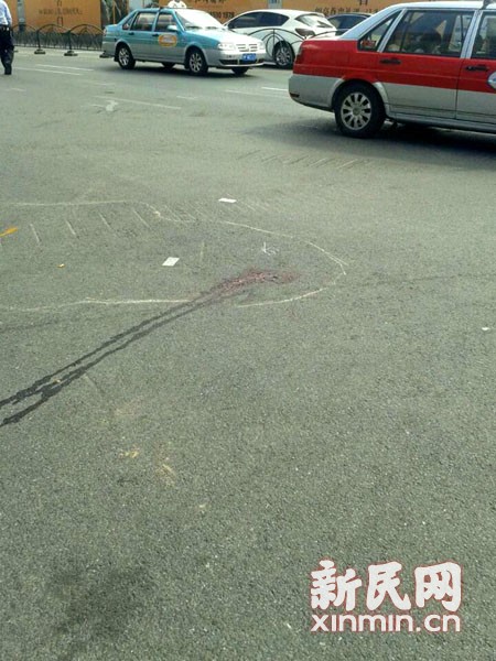 出租车突然开门，骑电瓶车男子撞门身亡。照片黄伟国摄