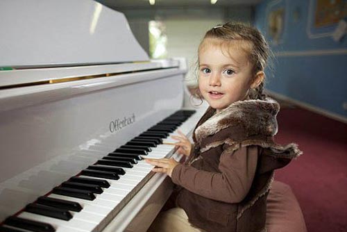 2岁童学钢琴6周上台表演 获封女莫扎特(图)