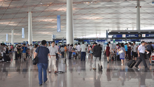 首都机场昨晚滞留4万乘客 今天补飞211个航班