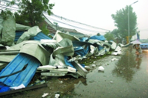 通州区张家湾遭遇龙卷风 板房倒塌共3死6伤(图)