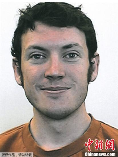 当地时间7月20日，美国丹佛枪击嫌犯照片公布。经过调查，这名嫌犯名为詹姆斯・霍尔姆斯，1987年12月13日生，身高1.8米左右。