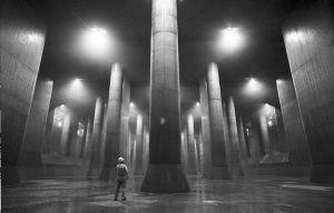 东京地下排水系统被称为“地下神殿”，由一连串混凝土立坑构成，地下河深达60米。