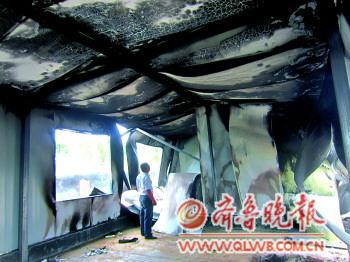 看着被烧的房间,杨保现十分无奈。本报记者邢孟摄