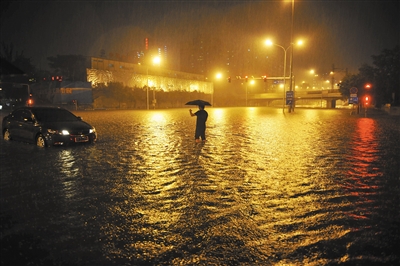 前晚，暴雨袭京，广渠门桥下积水一度达4米深，5辆车没顶。新京报记者 陈杰 摄