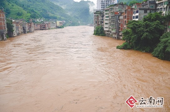 昭通再遭暴雨袭击 镇雄县山体滑坡6人被掩埋(