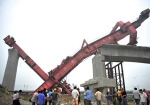 西安架桥机30米高空坠落 一人不治身亡