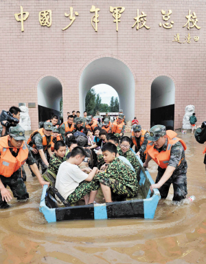 洪水围困军校基地(图)