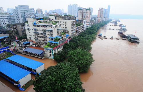 长江上游流量激增 沿江城市遭遇洪水袭击(组图)